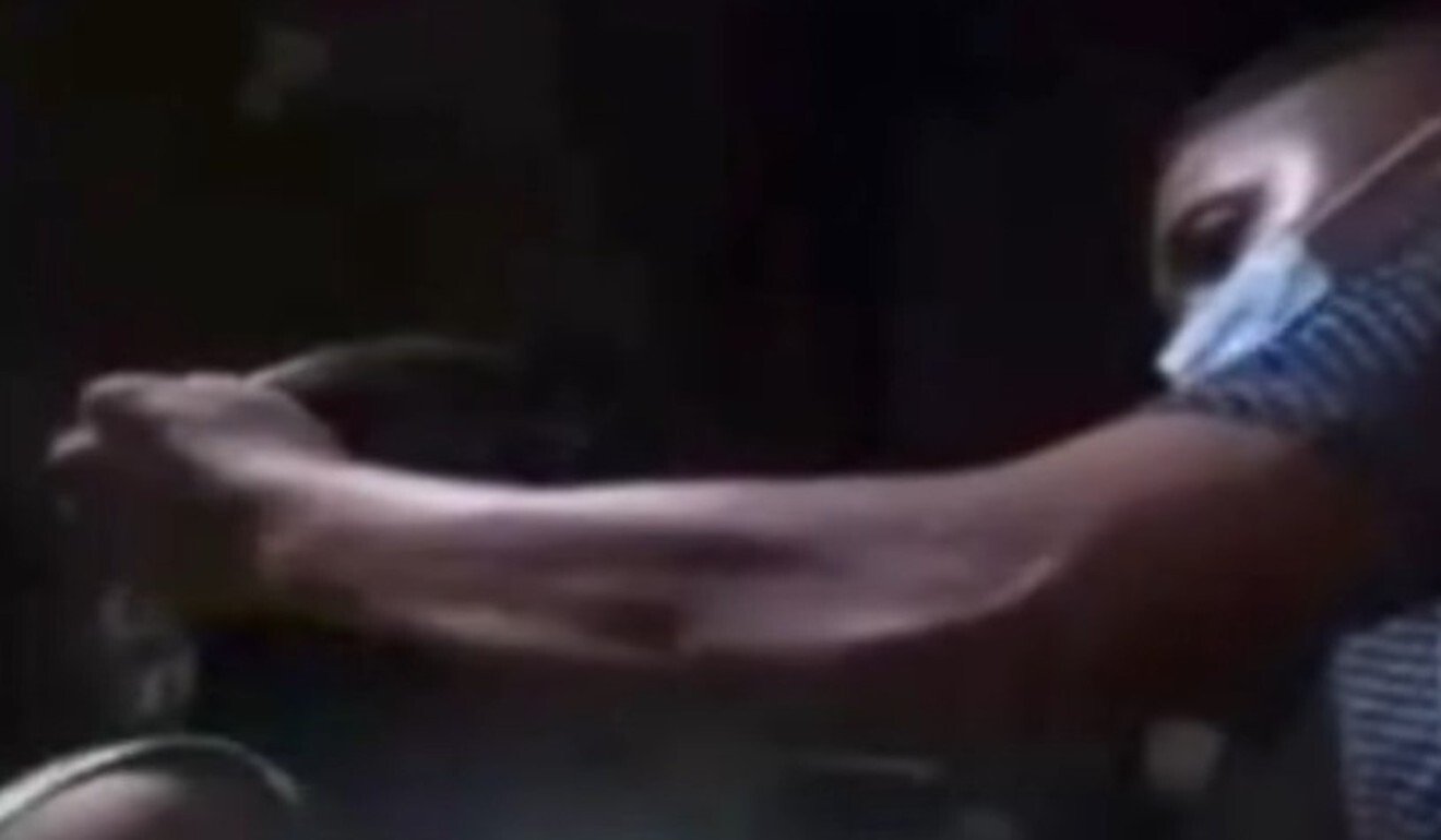 Zinampan túm tóc người phụ nữ, sau đó cầm súng bắn thẳng vào đầu.