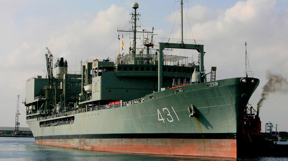 Tàu hậu cần&nbsp;IRIS Kharg đã phục vụ trong biên chế hải quân Iran&nbsp;37 năm.