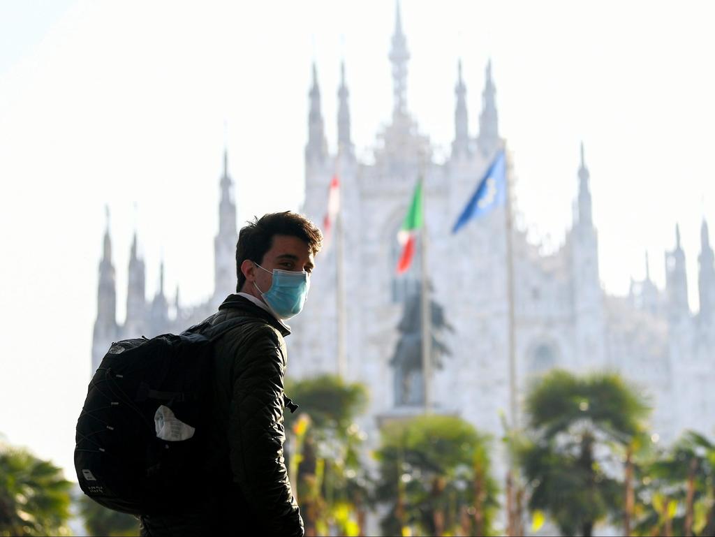 Một người dân ở thành phố Milan, Ý hồi tháng 3/2021. Ảnh: Reuters