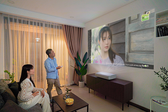Rạp chiếu phim tại gia của Nguyễn Quang Dũng với màn hình lớn tới 130 inch