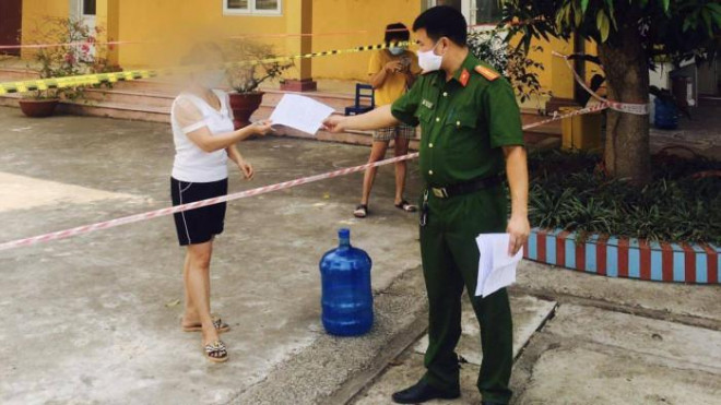 Công an xã Việt Lập bàn giao quyết định xử phạt cho chị N.T.T.H. Ảnh CABG.