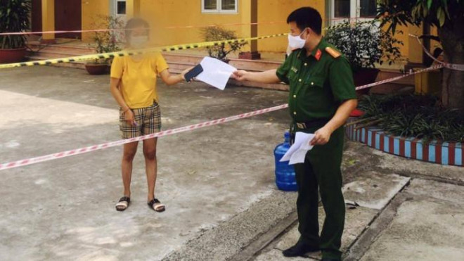 Công an xã Việt Lập bàn giao quyết định xử phạt cho chị G.P.D. Ảnh CABG.