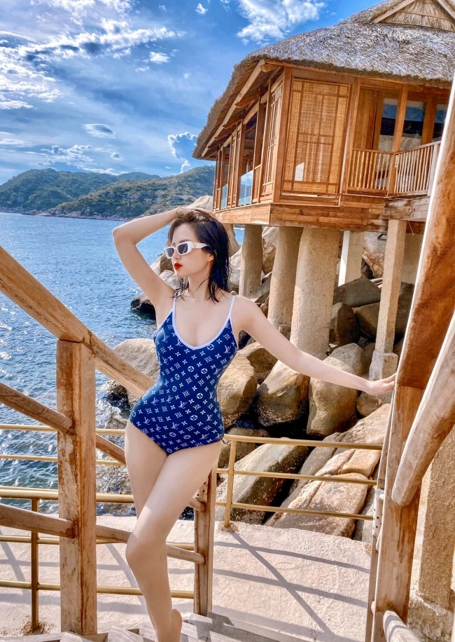 Tiếp đó, cô cẩn trọng tẩy da chết cho da giúp làn da được loại bỏ những tế bào thô ráp trả lại một làn da trắng trẻo, mềm mịn.
