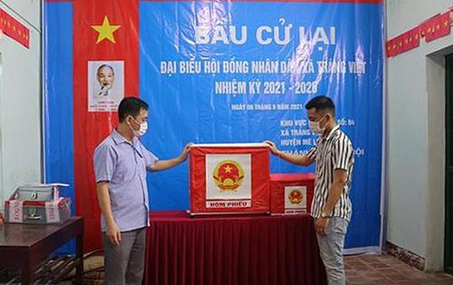 Chuẩn bị hòm phiếu cho đơn vị bầu cử số 4 - Khu vực bầu cử lại đại biểu HĐND xã Tráng Việt nhiệm kỳ 2021-2026 - Ảnh: TTXVN
