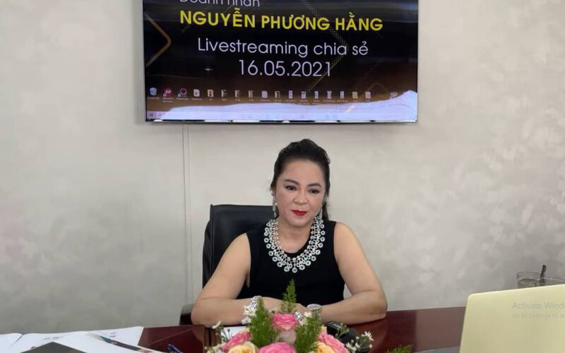 Bà Phương Hằng đeo dây chuyền kim cương 90 tỷ, diện váy xẻ sâu hút mắt - 5