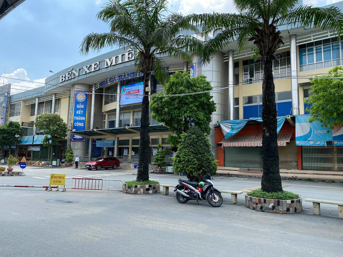 Kể từ 0h ngày 31/5, TP.HCM thực hiện giãn cách xã hội toàn thành phố theo Chỉ thị 15, riêng quận Gò Vấp và phường Thạnh Lộc (quận 12) thực hiện giãn cách theo Chỉ thị 16 của Thủ tướng Chính phủ. Trong thời gian giãn cách xã hội, bến xe Miền Đông (quận Bình Thạnh) cũng vắng vẻ hơn so với ngày thường.