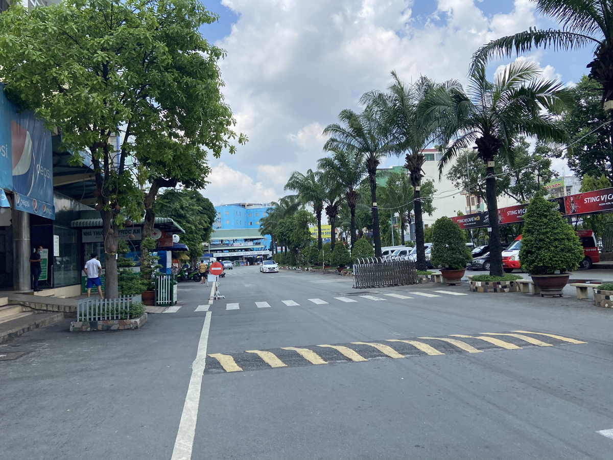 Mặc dù vắng vẻ, nhưng bảo vệ bến xe thường xuyên đi kiểm tra nhắc nhở nhân viên một số xe khách còn đậu tại bến sau khi tạm ngưng hoạt động không được chủ quan, lơ là phòng dịch, đặc biệt thực hiện nghiệm việc giãn cách xã hội. Một số ít khách đến bến xe để hỏi thông tin các tuyến xe đều được bảo vệ hướng dẫn thực hiện khai báo y tế, rửa tay sát khuẩn trước khi vào bến xe.