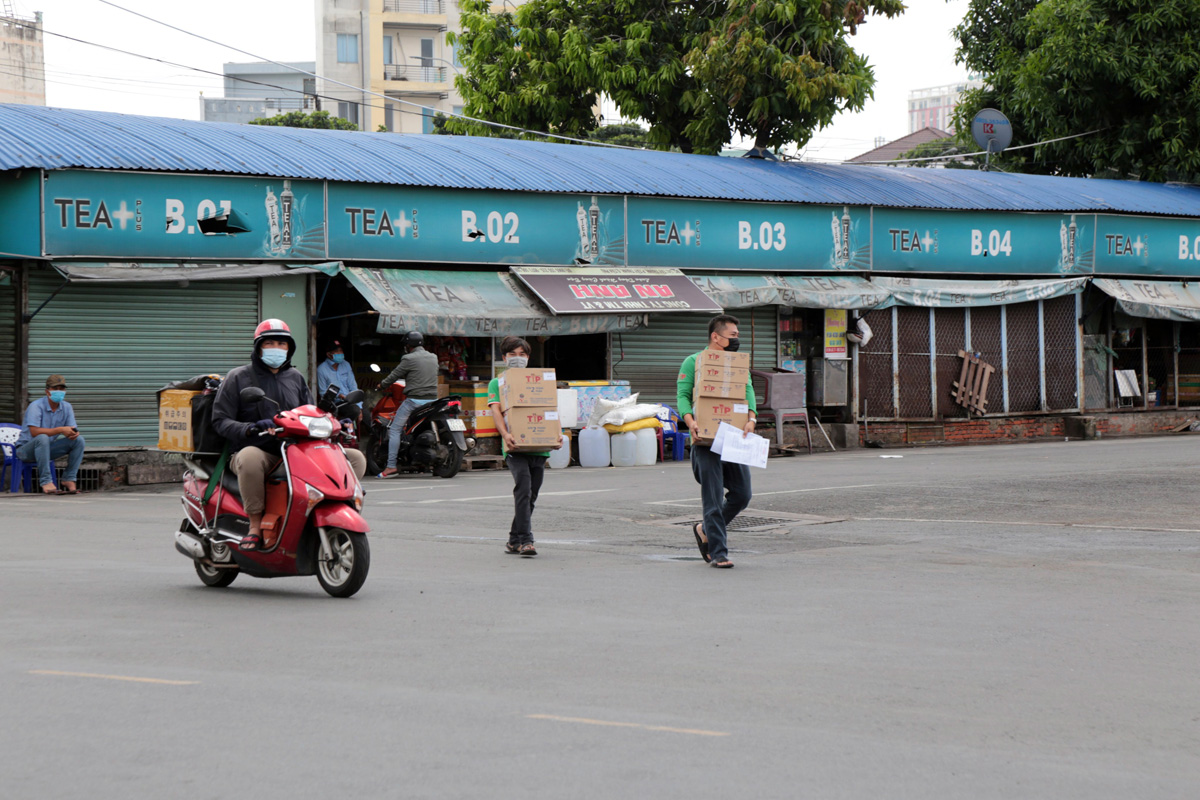 Bên trong bến xe có một vài người tới giao, nhận hàng hóa từ các nhà xe đang đậu tại đây.