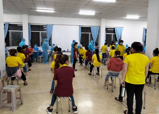 Tổ chức lẫy mẫu giám sát người lao động tại Khu chế xuất Tân Thuận tối ngày 2/6.