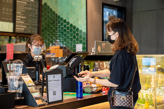 Dù vẫn có thể mua đồ mang đi khi giữ khoảng cách an toàn, nhưng giới trẻ cũng sẽ phải “tạm biệt” thói quen ăn hàng một thời gian cho đến khi dịch ổn định trở lại