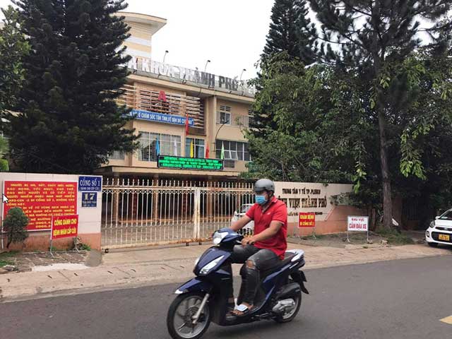 Anh H. sau khi bị ngã bất tỉnh đã được đưa vào Bệnh viện TP.Pleiku cấp cứu.