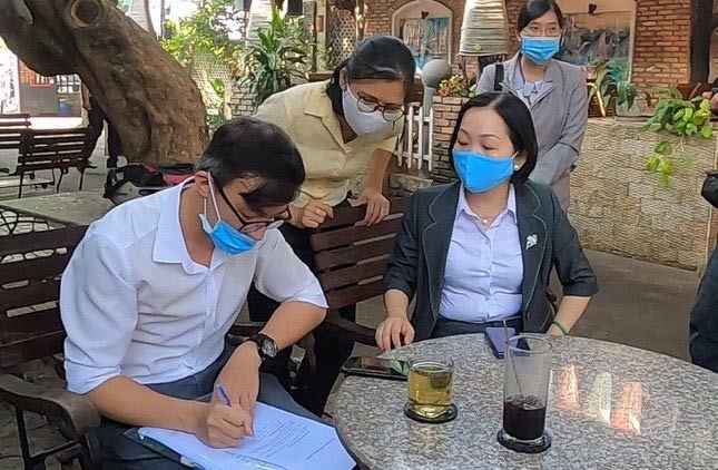 Bà Nguyễn Thu Cúc, Chủ tịch UBND TP Thủ Dầu Một kiểm tra các cơ sở kinh doanh hoạt động không thực hiện đúng quy định về giãn cách xã hội theo Chỉ thị 15 của Thủ tướng Chính Phủ