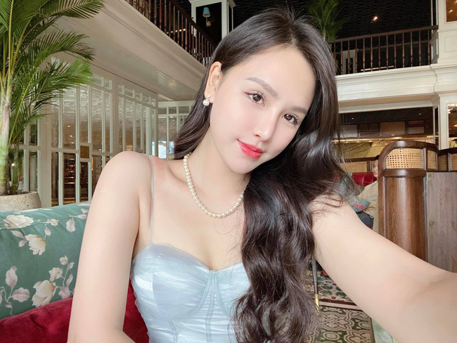 Hot girl xinh đẹp đã tốt nghiệp trường Học viện Báo chí và Tuyên truyền. 
