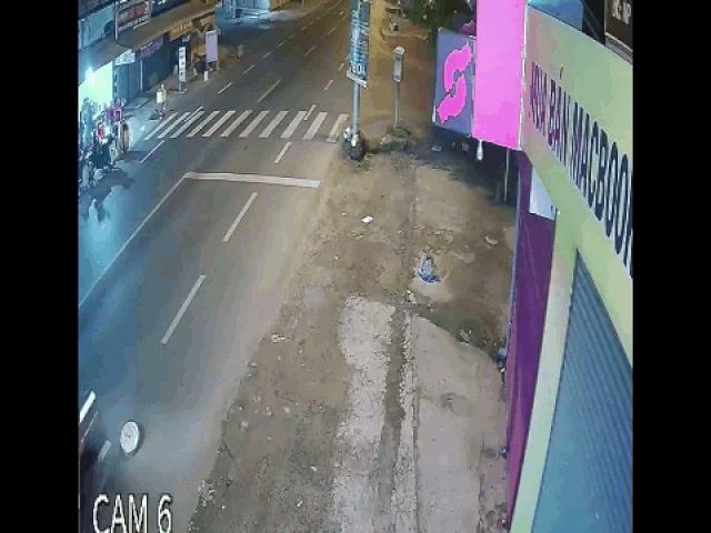 Tin tức trong ngày - Clip: "Nghịch dại", nam thanh niên khiến người đi đường gặp nạn