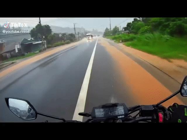 Xe máy - Xe đạp - "Cơn ác mộng" của người đi xe máy trong mùa mưa