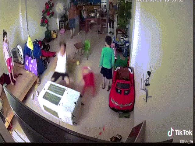 Bạn trẻ - Cuộc sống - Clip: Người đàn ông bất ngờ ngã lăn xuống sàn nhà, nguyên nhân do đồ dùng quen thuộc ngày hè