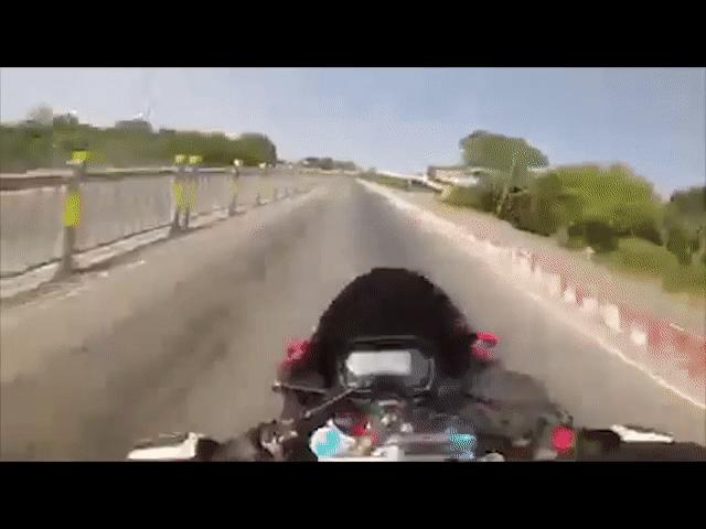 Xe máy - Xe đạp - Kinh hoàng mô tô lao với tốc độ cao suýt gây tai nạn