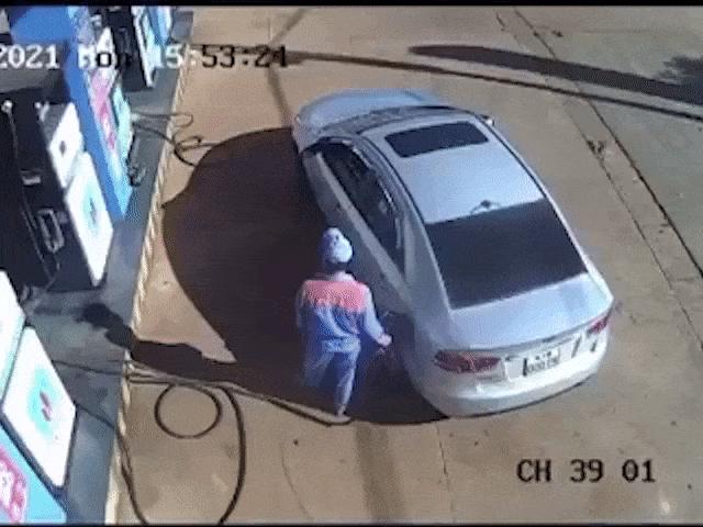 Ô tô - Tài xế "vô văn hóa" ném tiền qua cửa xe ô tô cho nhân viên bơm xăng