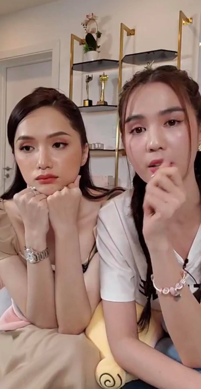 Cả hai cùng khoe nhan sắc qua livestream. Cả hai người đẹp cùng từng hợp tác chung với nhau về lĩnh vực mỹ phẩm.
