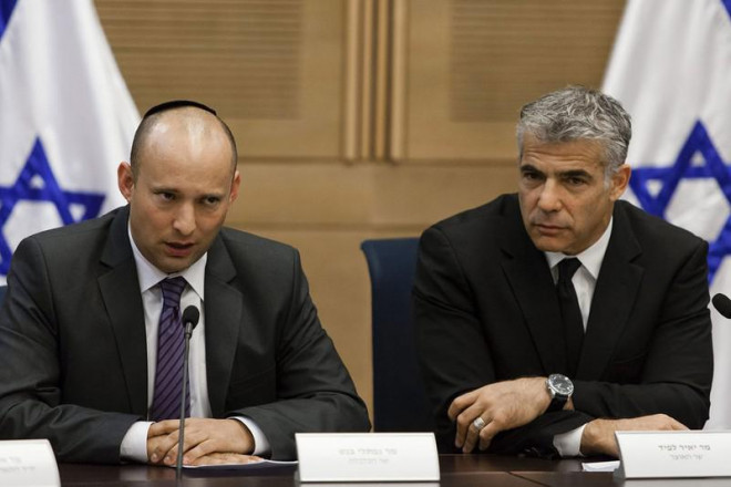 Lãnh đạo đảng Yesh Atid - ông Yair Lapid (phải) và lãnh đạo đảng Yamina - ông Naftali Bennett (trái). Ảnh: FLASH90 (ISRAEL)