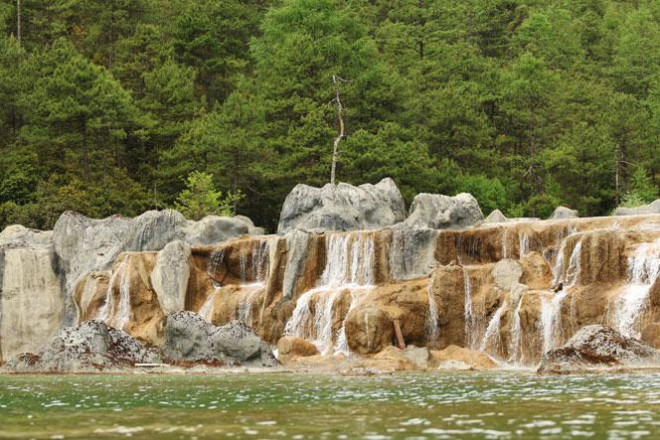 Những thác nước “mini” được nuôi dưỡng từ băng tan trên đỉnh Ngọc Long.