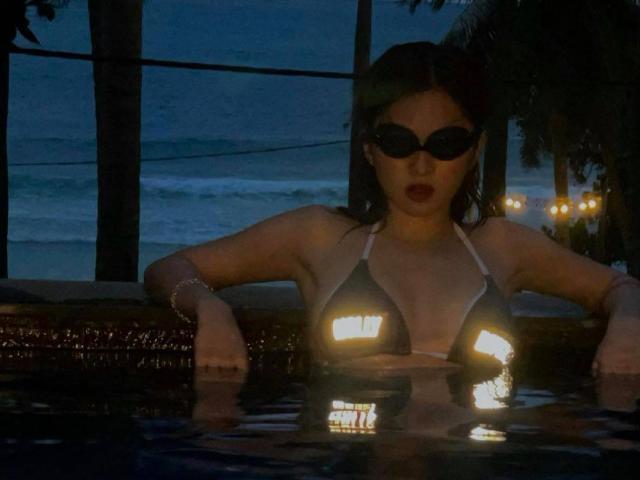 Bộ bikini phát sáng ngoài biển đêm gây chú ý của 10X Sài thành