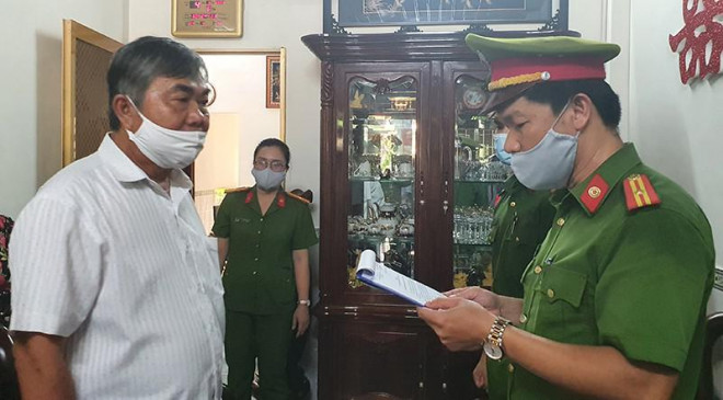 Ông Nguyễn Chí Hiến nghe công bố quyết định khởi tố bị can, lệnh bắt tạm giam đối với ông. Ảnh: TẤN LỘC