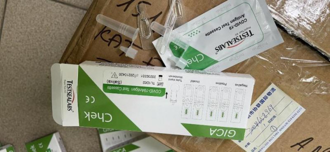 Hộp test thử nhanh COVID-19 được bày bán tại Hà Nội không có hóa đơn chứng từ đã bị thu giữ. Ảnh: QLTT