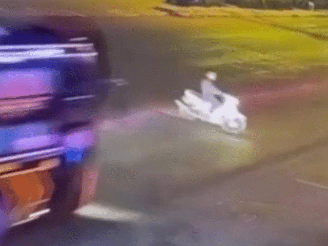 Tin tức trong ngày - Bẻ lái xuất thần, lái xe khách tránh họa cho người đi xe máy như tự sát