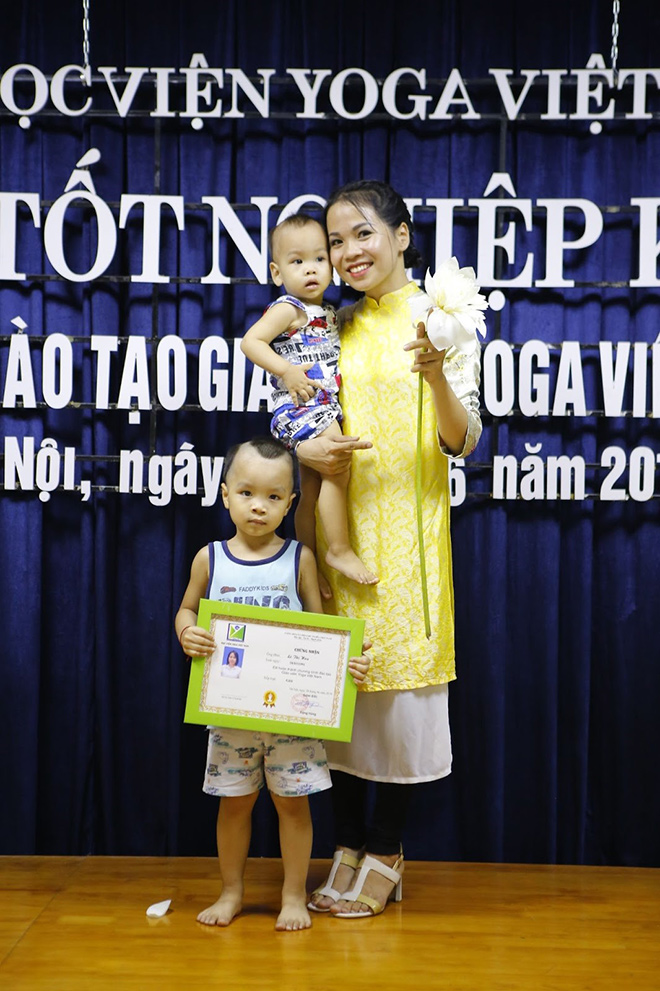 Cô Hoa nhận chứng nhận tốt nghiệp tại Học Viện Yoga VN cùng 2 con