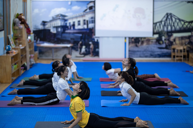 Cô Hoa Cat huấn luyện Yoga cho các giáo viên mầm non
