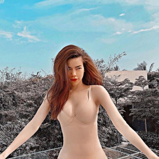 Hồ Ngọc Hà là một tín đồ của trang phục màu nude từ váy, áo, bodysuit đến áo tắm.
