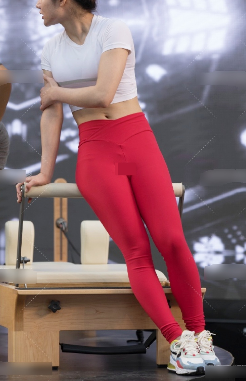 Người đẹp bị hằn "vùng nhạy cảm" vì trang phục ôm sát lấy vóc dáng.