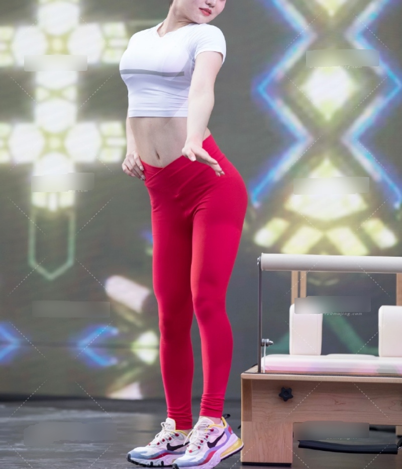 Điểm nổi bật là chiếc quần legging màu đỏ có hiệu quả "hack" dáng của cô.