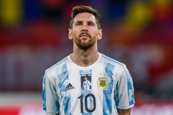 Messi cùng ĐT Argentina ra sân với chiếc áo đấu in hình cố huyền thoại Diego Marado cùng biểu tượng ngầm ví sự bất tử của "Cậu bé vàng" trong tâm trí mọi người dân quê nhà