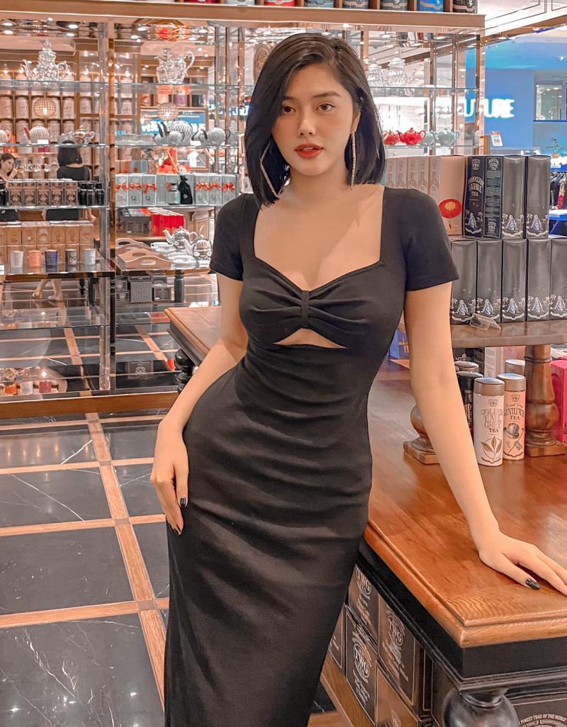 Dù nổi tiếng là một tay chơi hàng hiệu của showbiz Việt nhưng Huỳnh Tiên đầu tư nhiều vào phụ kiện. Với nhiều người, trang phục sẽ thay đổi theo từng năm với các xu hướng và mẫu mã làm mới liên tục nên không cần đầu tư tiền nhiều vào khoản này. Trong khi đó, phụ kiện giày hay túi xách của những ông lớn thời trang không lỗi mốt theo mùa. Thậm chí, nhiều món đồ phụ kiện túi xách càng để lâu càng tăng giá.