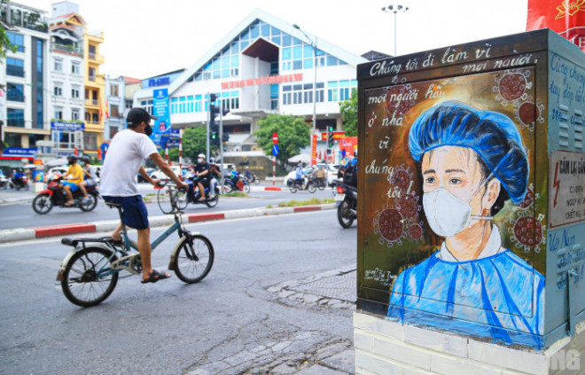 Đáng chú ý, hình ảnh các y bác sĩ nơi tuyến đầu chống dịch cũng được khắc họa chân thực, rõ nét.
