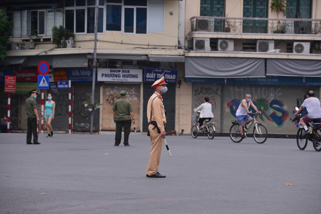 Lực lượng chức năng đứng chốt tại các lối ra hồ Gươm.