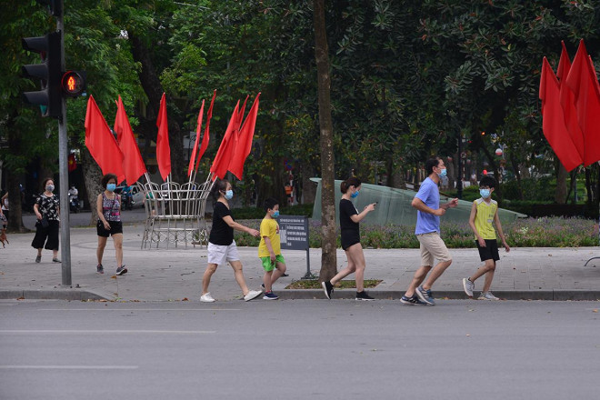 Công điện khẩn số 11 của Chủ tịch UBND TP Hà Nội tối 24/5 yêu cầu thực hiện dừng triệt để hoạt động vui chơi, tập thể dục tại các vườn hoa, công viên, địa điểm công cộng.