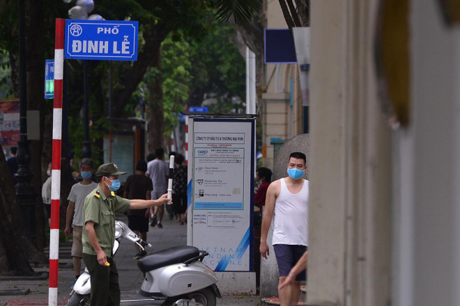 Người dân vẫn ùn ùn ra Hồ Gươm tập thể dục buổi sáng - 8