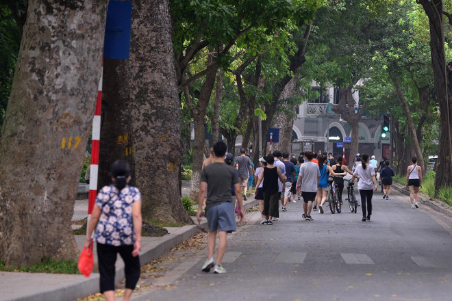 Người dân vẫn ùn ùn ra Hồ Gươm tập thể dục buổi sáng - 11