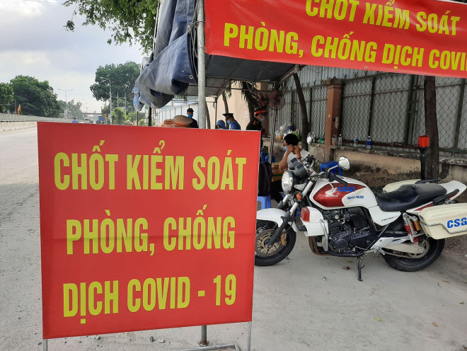 Chốt kiểm soát trên Quốc lộ 1K lúc 9h ngày 5-6