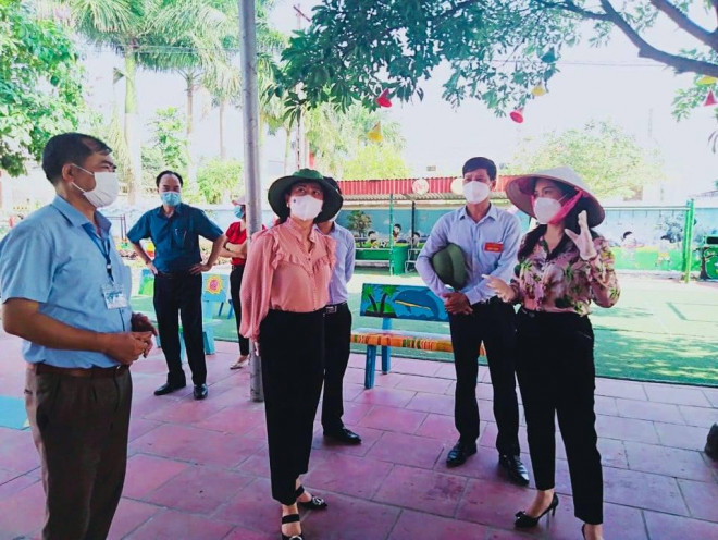 Bà Nguyễn Thị Kim Dung, Bí thư Huyện uỷ Lục Nam (bìa phải ảnh) chỉ đạo công tác phòng chống dịch tại địa bàn.