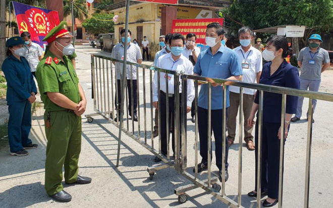 Phó Chủ tịch thường trực UBND tỉnh Bắc Ninh Vương Quốc Tuấn (áo xanh) kiểm tra chốt kiểm soát dịch COVID-19