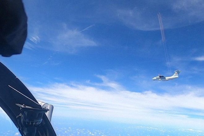 Máy bay của Không quân Malaysia (trái) giám sát máy bay IL-76 của Không quân Trung Quốc. Ảnh: REUTERS