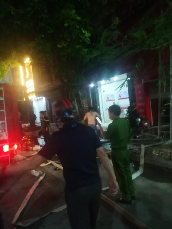 Triển khai lực lượng, tiếp cận hiện trường cứu các nạn nhân mắc kẹt trong đám cháy.