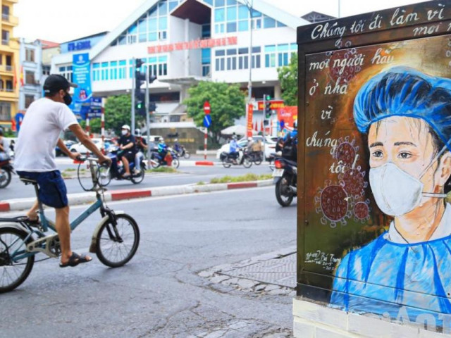 Tin tức trong ngày - Bốt điện ở Hà Nội "thay áo mới" bằng tranh chống dịch COVID-19