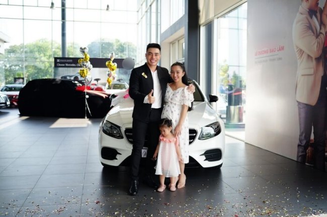 Cuối năm 2020, Lê Dương Bảo Lâm quyết định tậu thêm một chiếc Mercedes Benz màu trắng có giá gần 3 tỷ đồng dù từng sở hữu một chiếc xe hơi bảy chỗ chuyên phục vụ công việc đi diễn.
