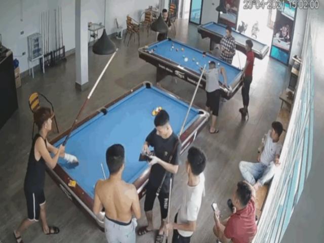 Media - Chọc bi-a trúng đầu gã trai bàn bên và cái kết