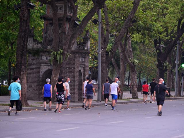Tin tức trong ngày - Người dân vẫn ùn ùn ra Hồ Gươm tập thể dục buổi sáng